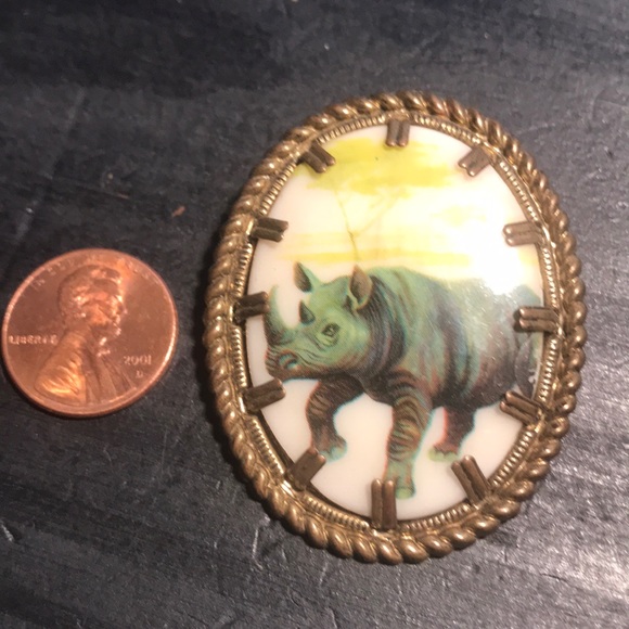 Vintage rhino 🦏 on porcelain brooch - Picture 2 of 4
